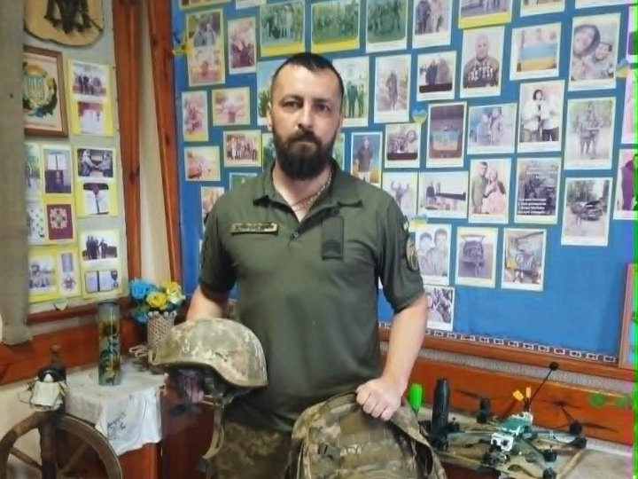 Воїн з Волині передав у музей шолом, який врятував йому життя. ФОТО