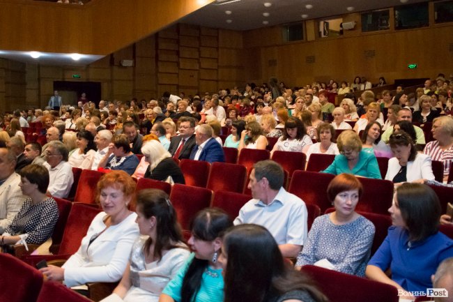 Квіти, подяки та музичний концерт: волинських медпрацівників привітали з професійним  святом