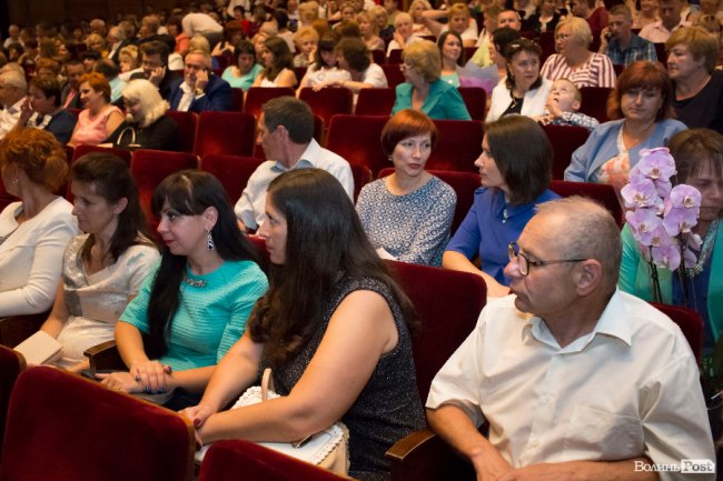 Квіти, подяки та музичний концерт: волинських медпрацівників привітали з професійним  святом