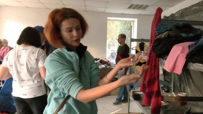 Роздали кілька тонн корму: як у Луцьку допомагають переселенцям з тваринами. ФОТО. ВІДЕО