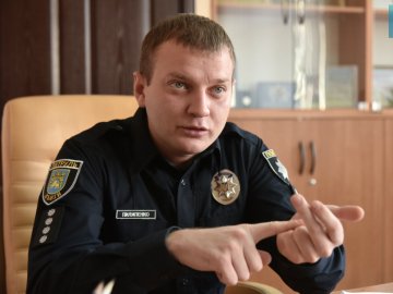 На Львівщині начальник патрульної поліції подарував своїй дівчині перепустку. ВІДЕО