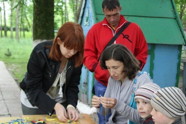 У Луцьку вчилися плести патріотичні браслетики. ФОТО