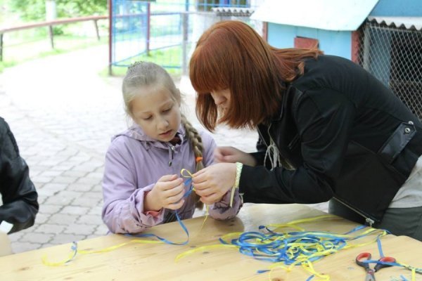 У Луцьку вчилися плести патріотичні браслетики. ФОТО