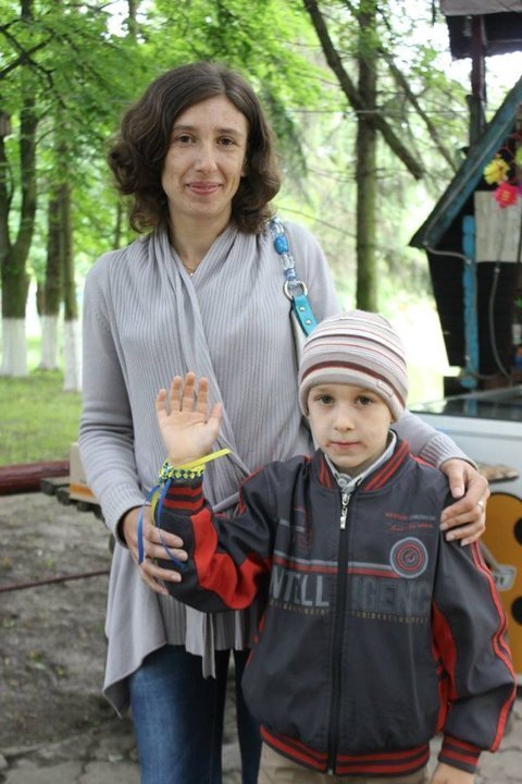 У Луцьку вчилися плести патріотичні браслетики. ФОТО