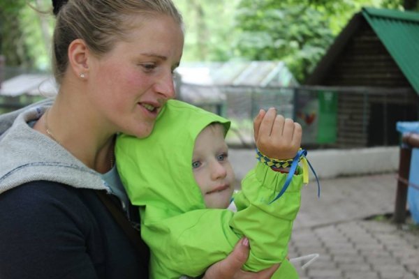 У Луцьку вчилися плести патріотичні браслетики. ФОТО