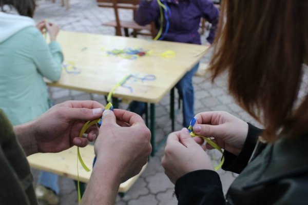 У Луцьку вчилися плести патріотичні браслетики. ФОТО