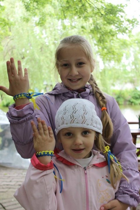 У Луцьку вчилися плести патріотичні браслетики. ФОТО