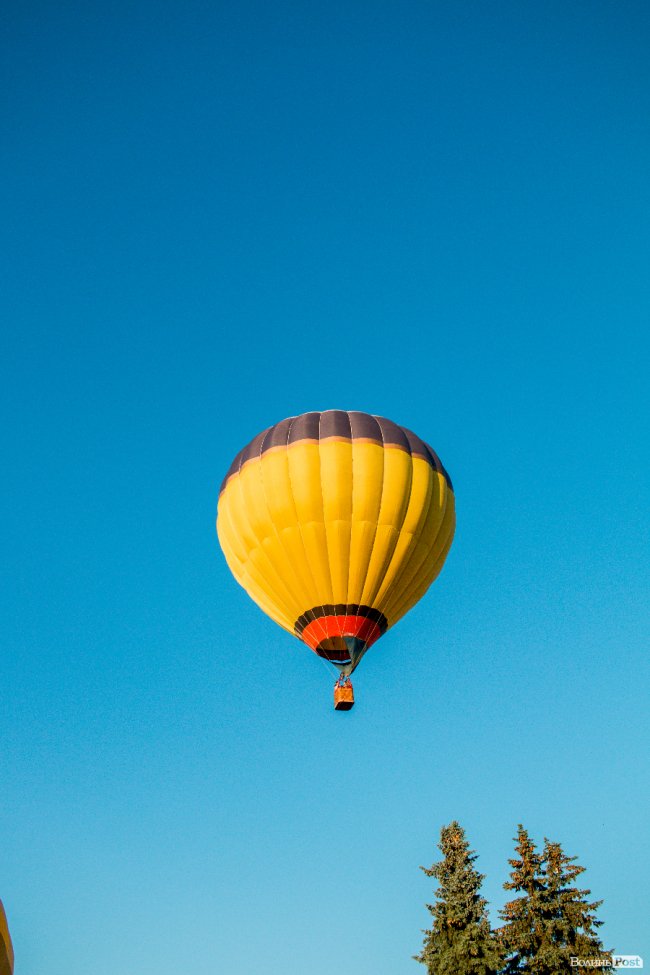 Вечірній старт аеростатів у центрі Луцька. ФОТО