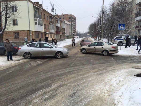 У Луцьку зіткнулись три автівки. ФОТО