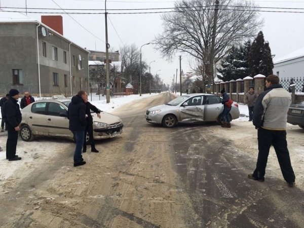 У Луцьку зіткнулись три автівки. ФОТО