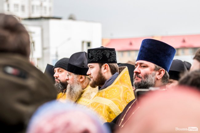 «Силою нашу церкву ніхто не забере»: як у Луцьку прихильники УПЦ (МП) на майдан вийшли. ФОТОРЕПОРТАЖ