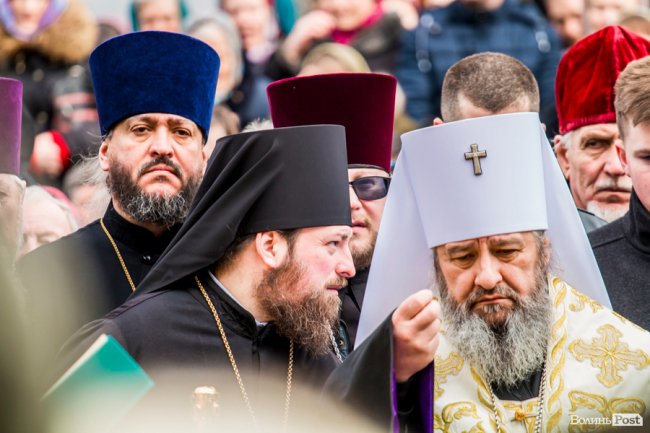 «Силою нашу церкву ніхто не забере»: як у Луцьку прихильники УПЦ (МП) на майдан вийшли. ФОТОРЕПОРТАЖ