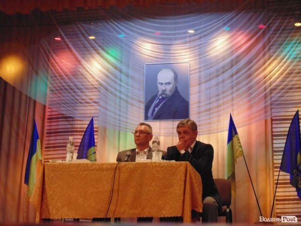 Тягнибок у Луцьку критикував журналістів, які пишуть про солдатів на соломі. ФОТО