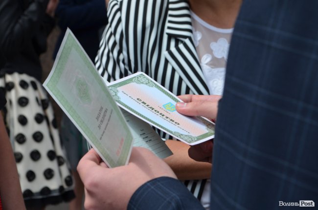 «Ви переможці»: у Луцьку нагородили випускників-медалістів. ФОТО