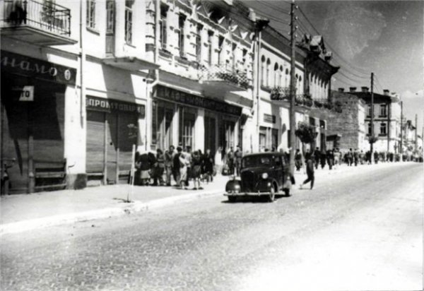 Авто на вулиці Лесі Українки, 1948 рік