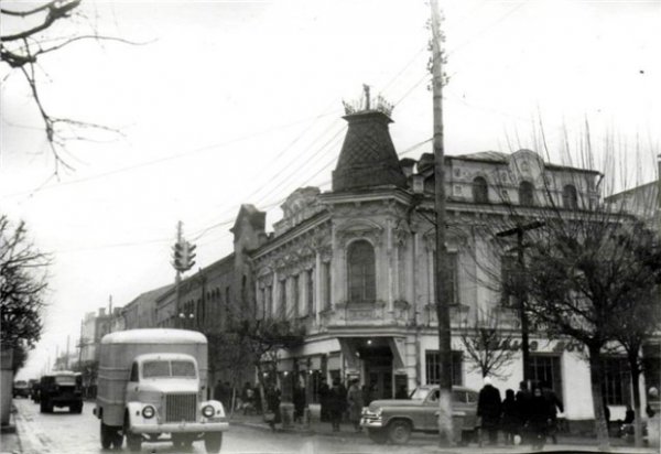 Ретро-автомобілі на історичних світлинах Луцька. ФОТО