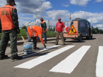 «Латають» ями та косять траву: як у селі поблизу Луцька готуються до можливого приїзду Зеленського. ВІДЕО