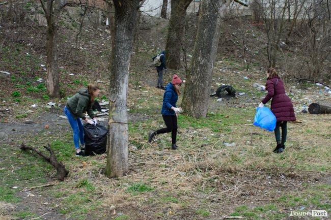 У джинсах та рукавичках: як Савченко зі студентами збирав сміття. ФОТО