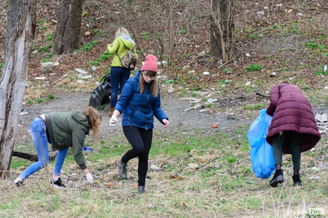 У джинсах та рукавичках: як Савченко зі студентами збирав сміття. ФОТО