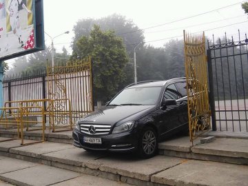 У Луцьку водій «оригінально» припаркував свій автомобіль. ФОТО