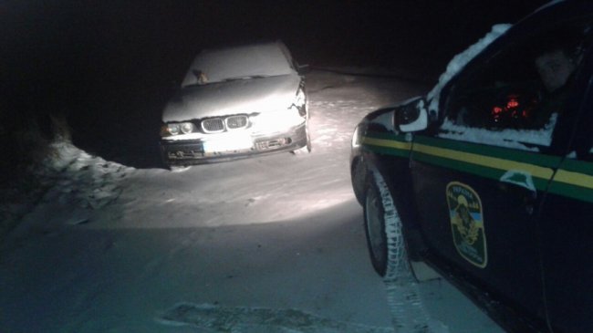 Троє крадіїв лісу, втікаючи, залишили BMW з документами. ФОТО