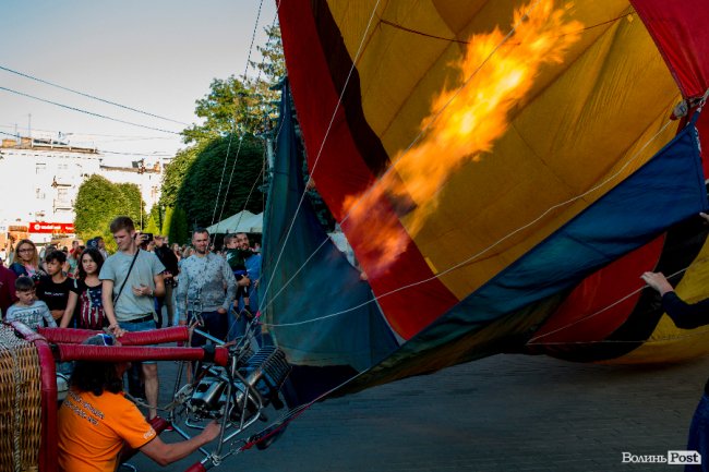 Вечірній старт аеростатів у центрі Луцька. ФОТО