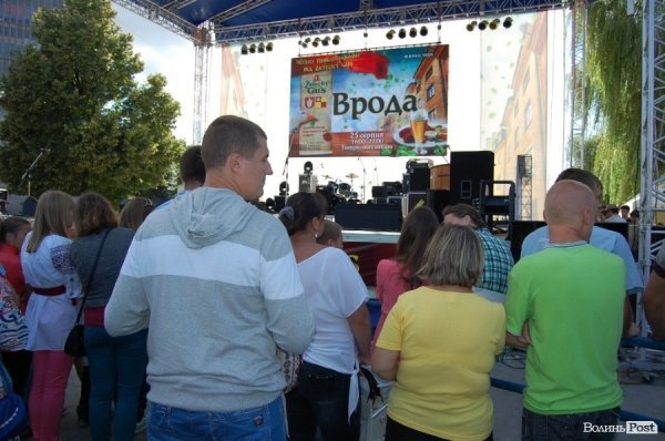 Лучанам дозволили пити пиво у центрі міста. ФОТО