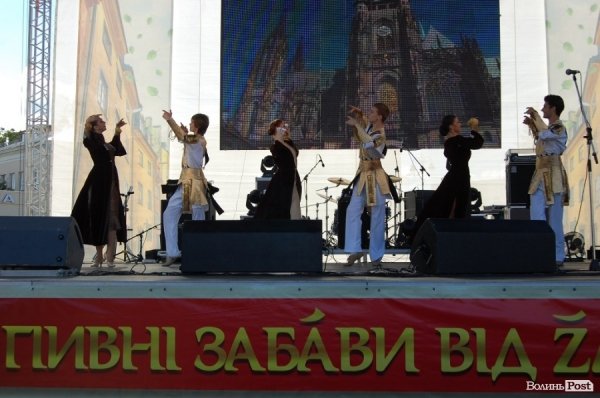 Лучанам дозволили пити пиво у центрі міста. ФОТО