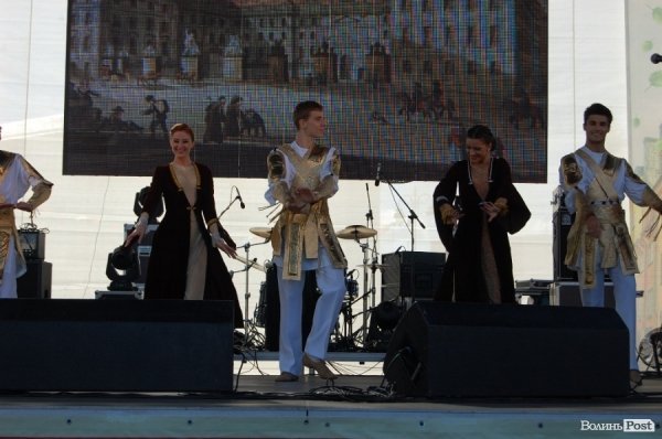 Лучанам дозволили пити пиво у центрі міста. ФОТО