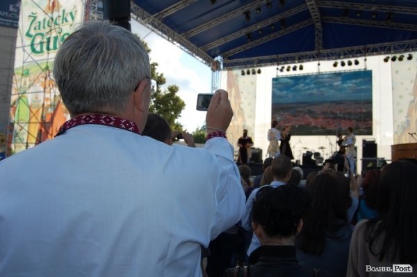 Лучанам дозволили пити пиво у центрі міста. ФОТО