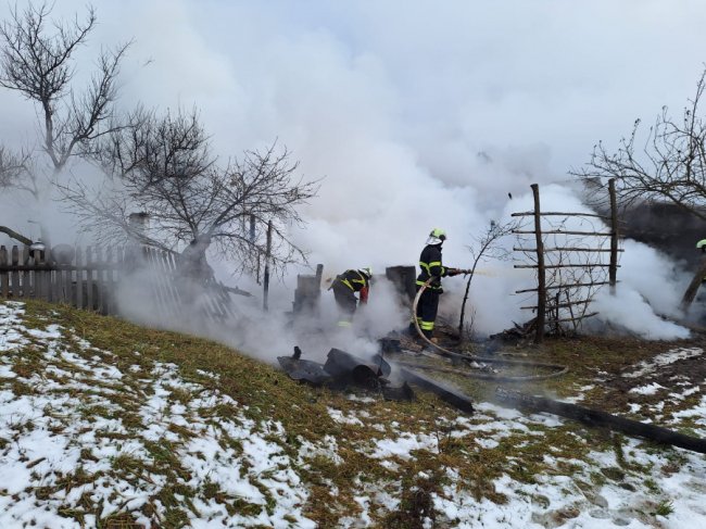На Волині горіла господарська споруда