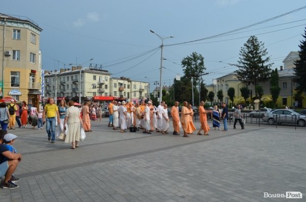 У Луцьку танцювали монахи. ФОТО