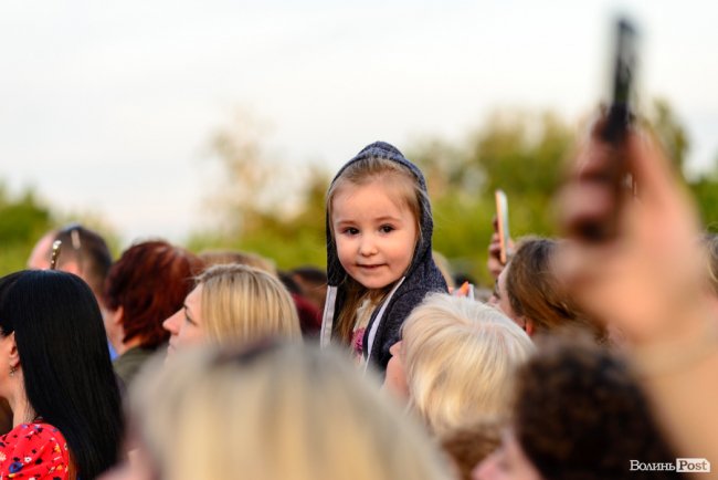 До Винника – навіть на милицях. ФОТОРЕПОРТАЖ із грандіозного концерту у Луцьку