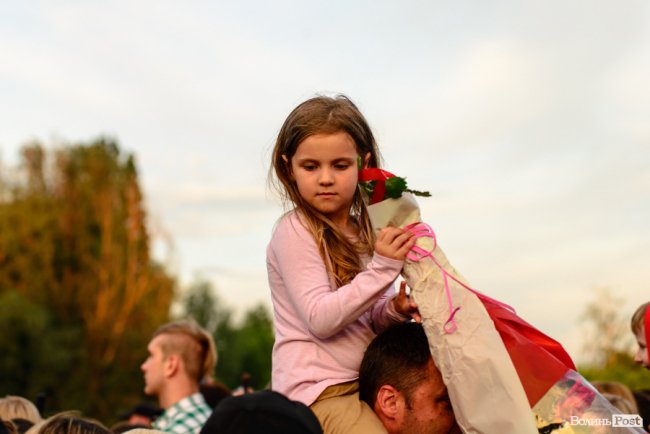 До Винника – навіть на милицях. ФОТОРЕПОРТАЖ із грандіозного концерту у Луцьку