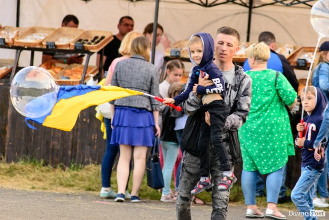 До Винника – навіть на милицях. ФОТОРЕПОРТАЖ із грандіозного концерту у Луцьку