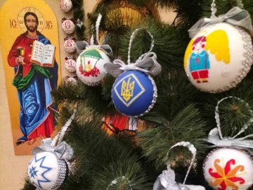 Ялинки біля церкви на Волині прикрасили вишитими іграшками