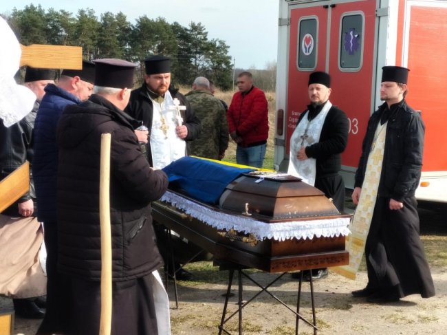 Пів року вважався зниклим безвісти: на Волині поховали Героя Олега Верешка