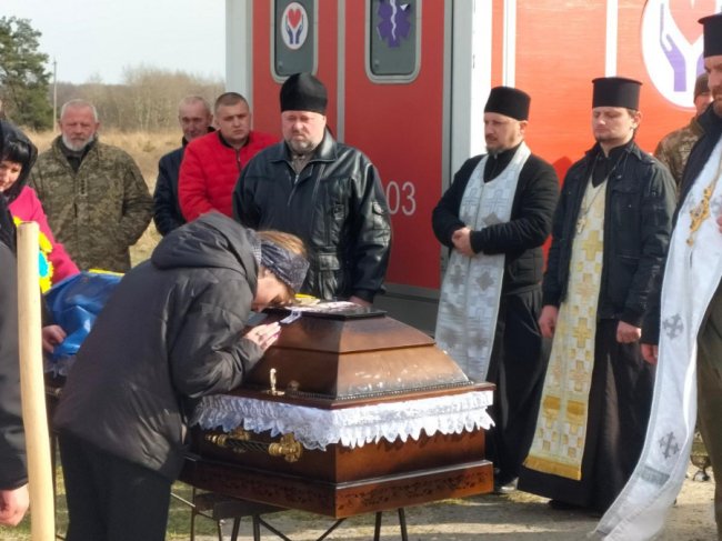 Пів року вважався зниклим безвісти: на Волині поховали Героя Олега Верешка