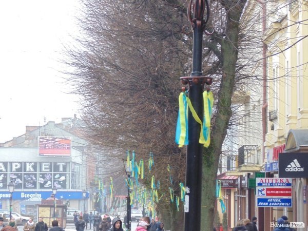 Вулицю в центрі Луцька «забомбили» синьо-жовтими стрічками. ФОТО