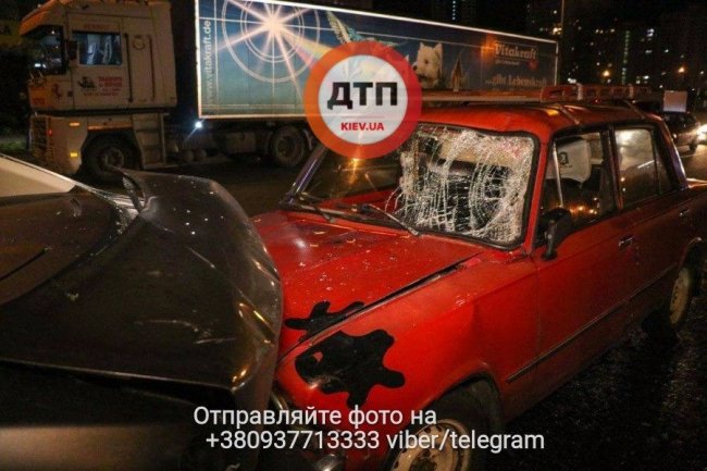 Потрійна аварія в Києві: зупинився допомогти і потрапив під колеса