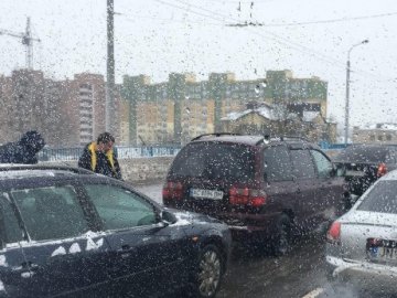 У Луцьку – аварія на мосту, проспект «стоїть» в гігантському заторі. ФОТО