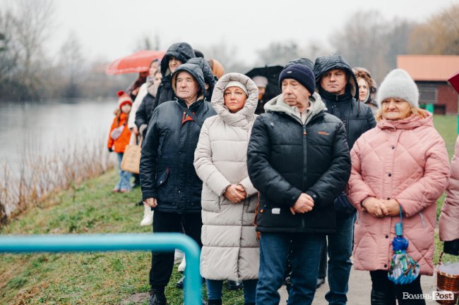 Водохреще у Луцьку: освячення води в річці Стир та занурення лучан. ФОТОРЕПОРТАЖ