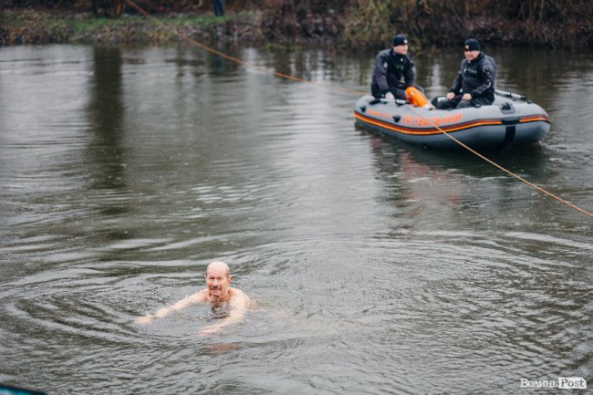 Водохреще у Луцьку: освячення води в річці Стир та занурення лучан. ФОТОРЕПОРТАЖ