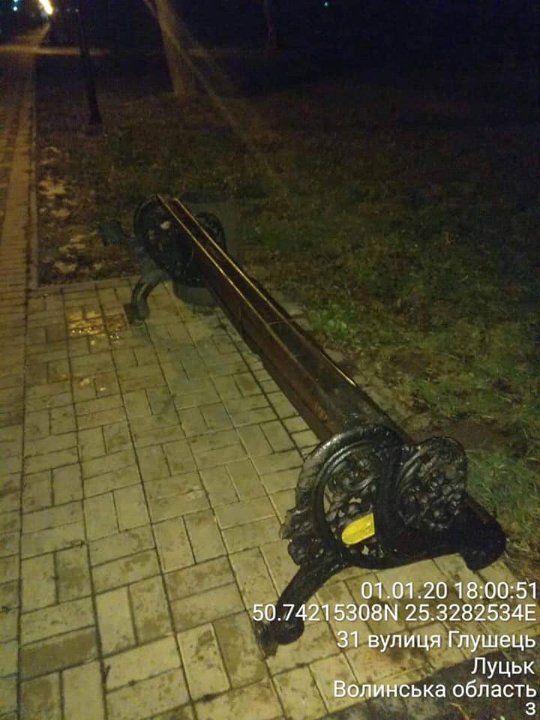 У луцькому парку вандали перекинули смітники і кинули лавки в канал. ФОТО