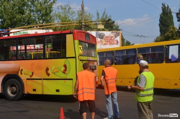 У Луцьку обірвалась тролейбусна контактна мережа. ФОТО