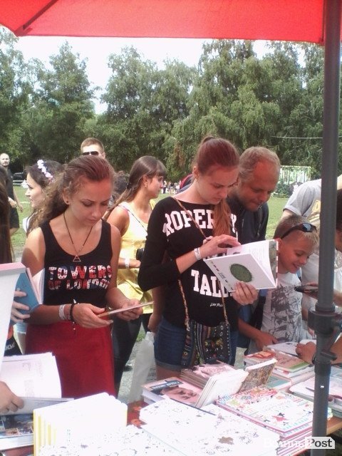 На «Бандерштаті» представили книжку з малюнками, які «оживають». ФОТО