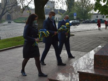 На Замковій площі у Луцьку вшанували жертв політичних репресій. ФОТО