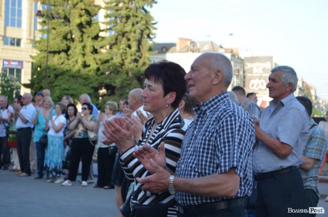 У центрі Луцька – святковий виступ оркестру. ФОТО