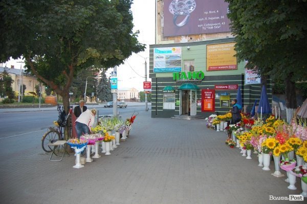 Продавці квітів вже тут