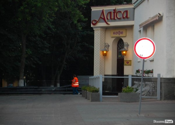 Комунальники підмітають вулиці міста